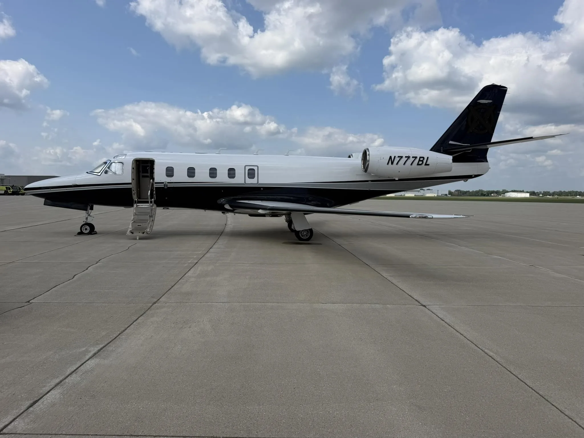Exterior view of a 1990 ASTRA/GULFSTREAM ASTRA SP, N777BL.