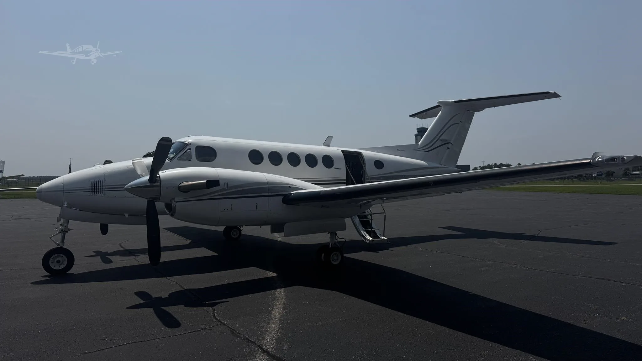 Exterior view of a 1976 BEECHCRAFT KING AIR 200, N124KT.