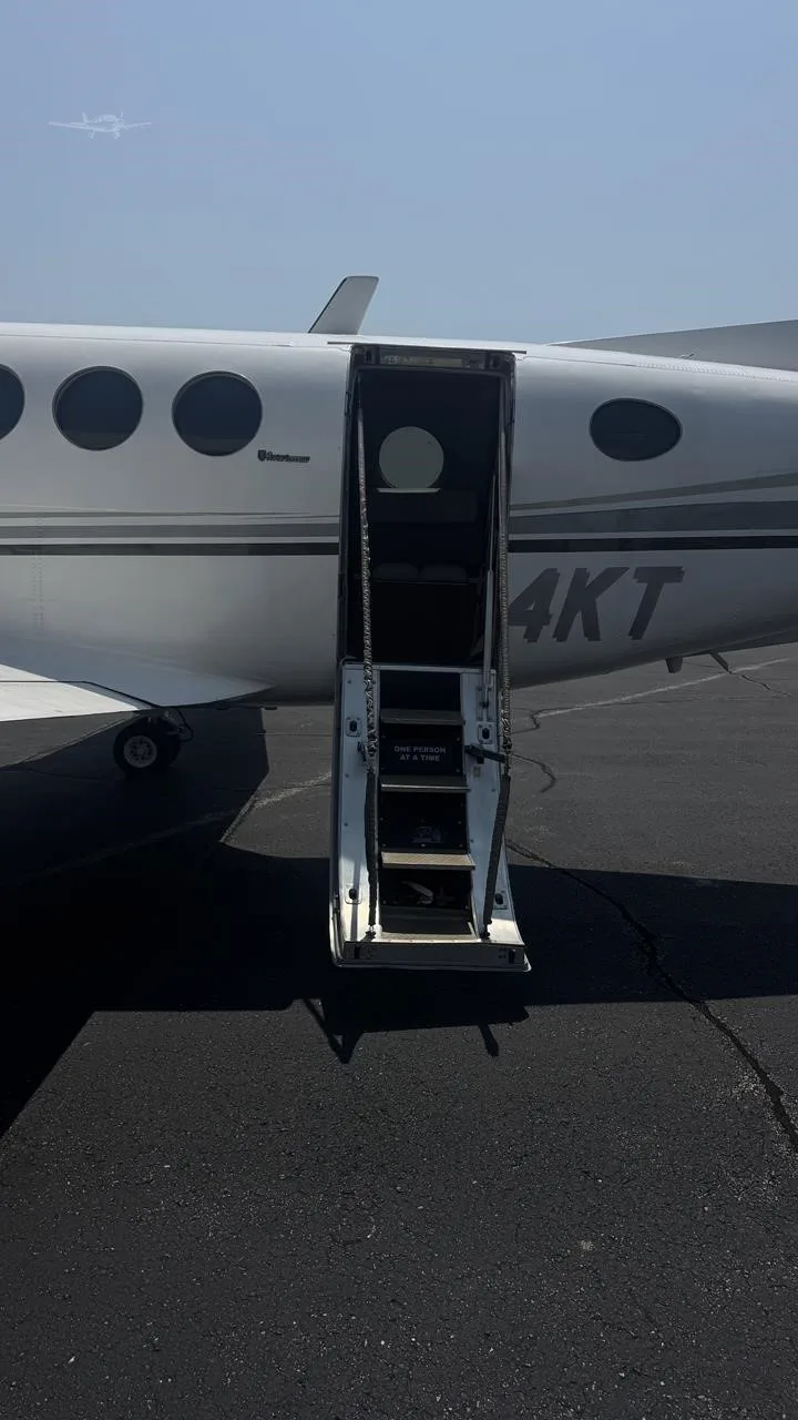 Exterior view of a 1976 BEECHCRAFT KING AIR 200, N124KT.