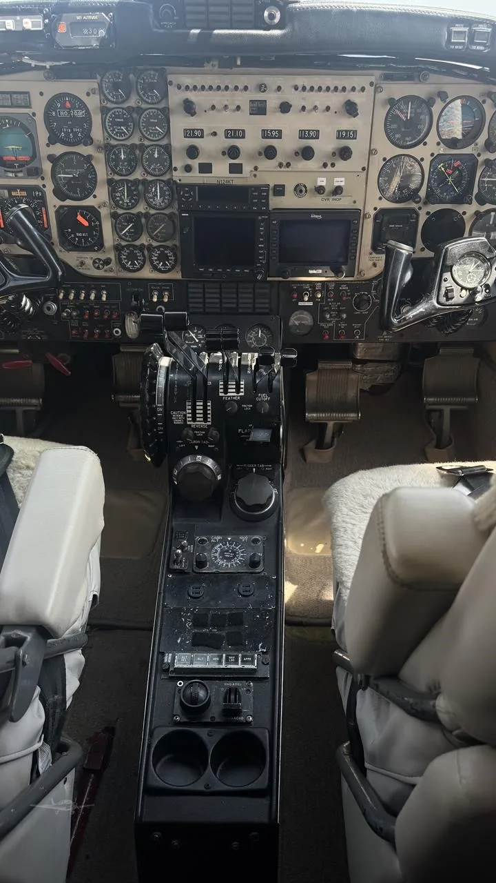 Cockpit and instrument panel of a 1976 BEECHCRAFT KING AIR 200.