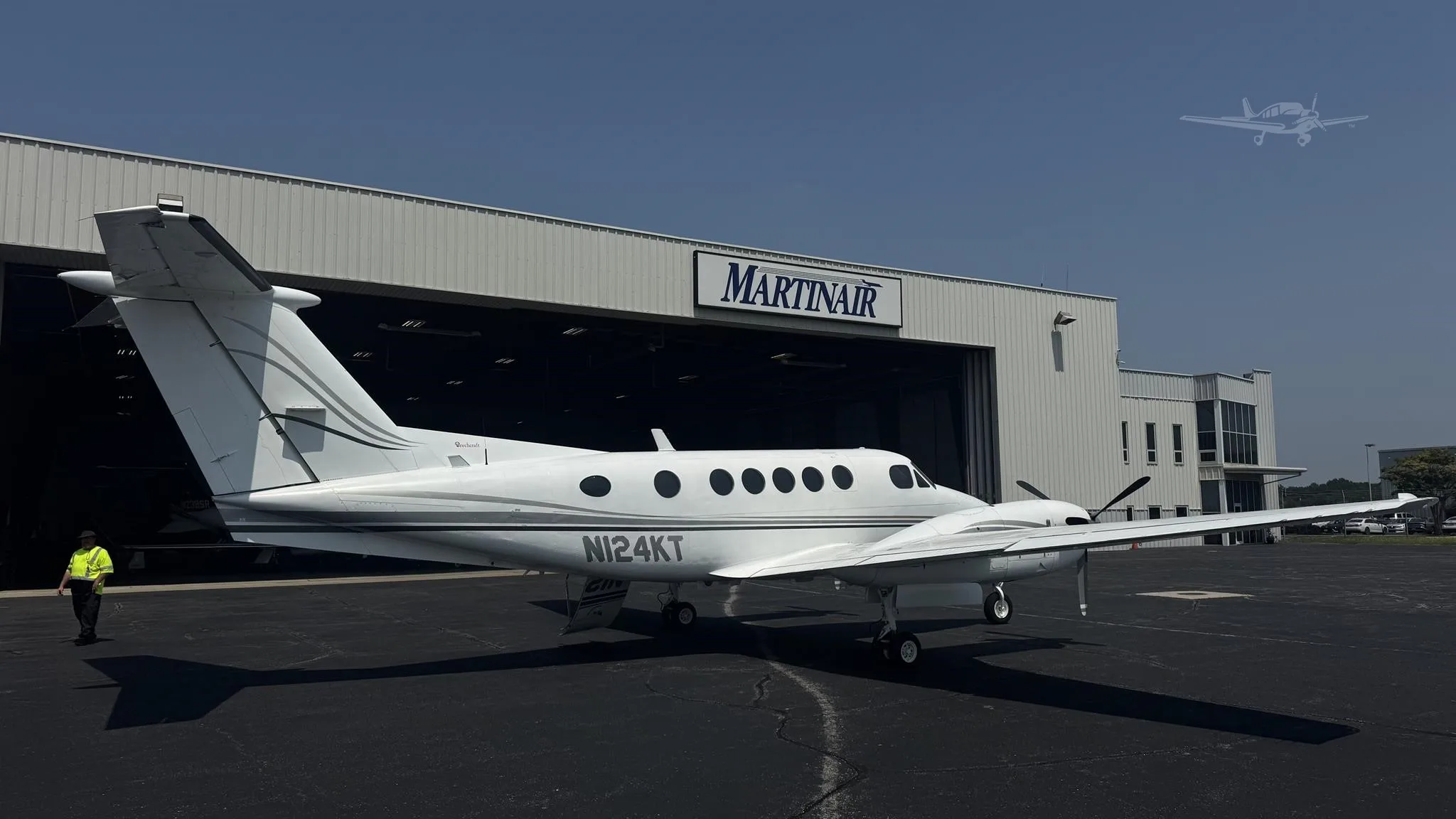Exterior view of a 1976 BEECHCRAFT KING AIR 200, N124KT.