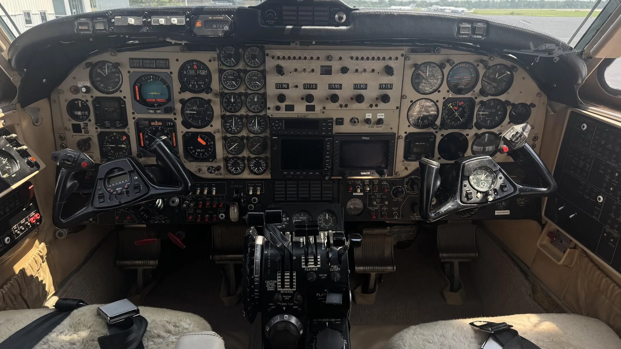 Cockpit and instrument panel of a 1976 BEECHCRAFT KING AIR 200.