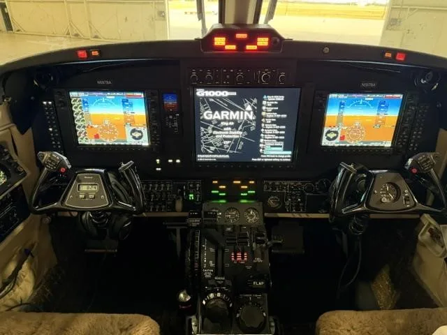 Cockpit and instrument panel of a 2004 BEECHCRAFT KING AIR B200.