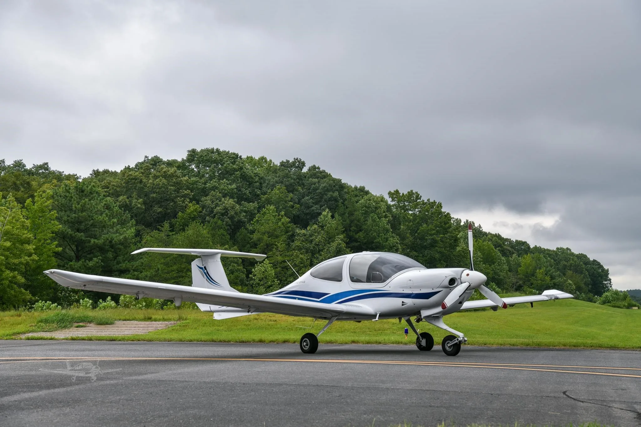 Exterior view of a 2004 DIAMOND DA40-180 STAR, N127X.