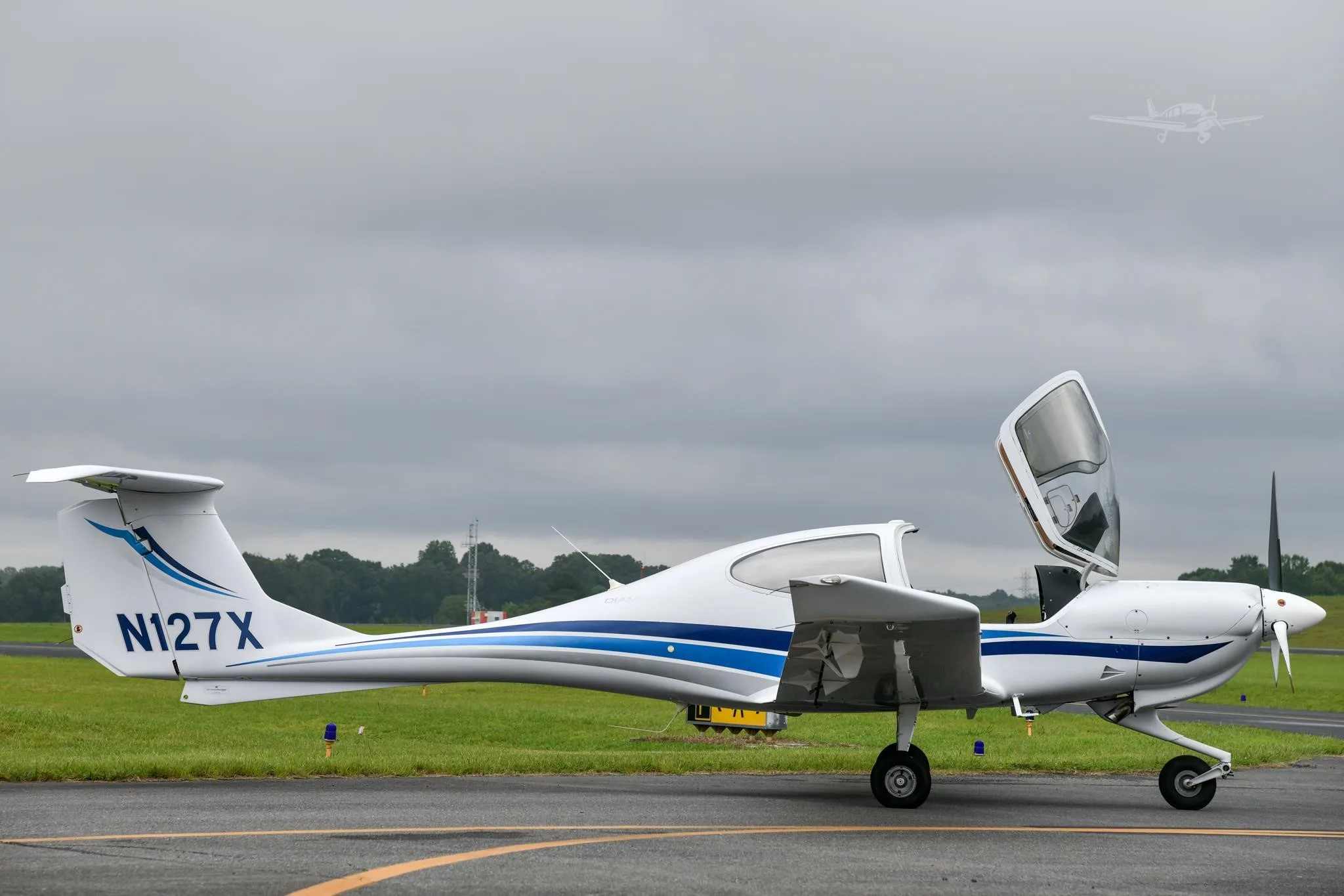Exterior view of a 2004 DIAMOND DA40-180 STAR, N127X.