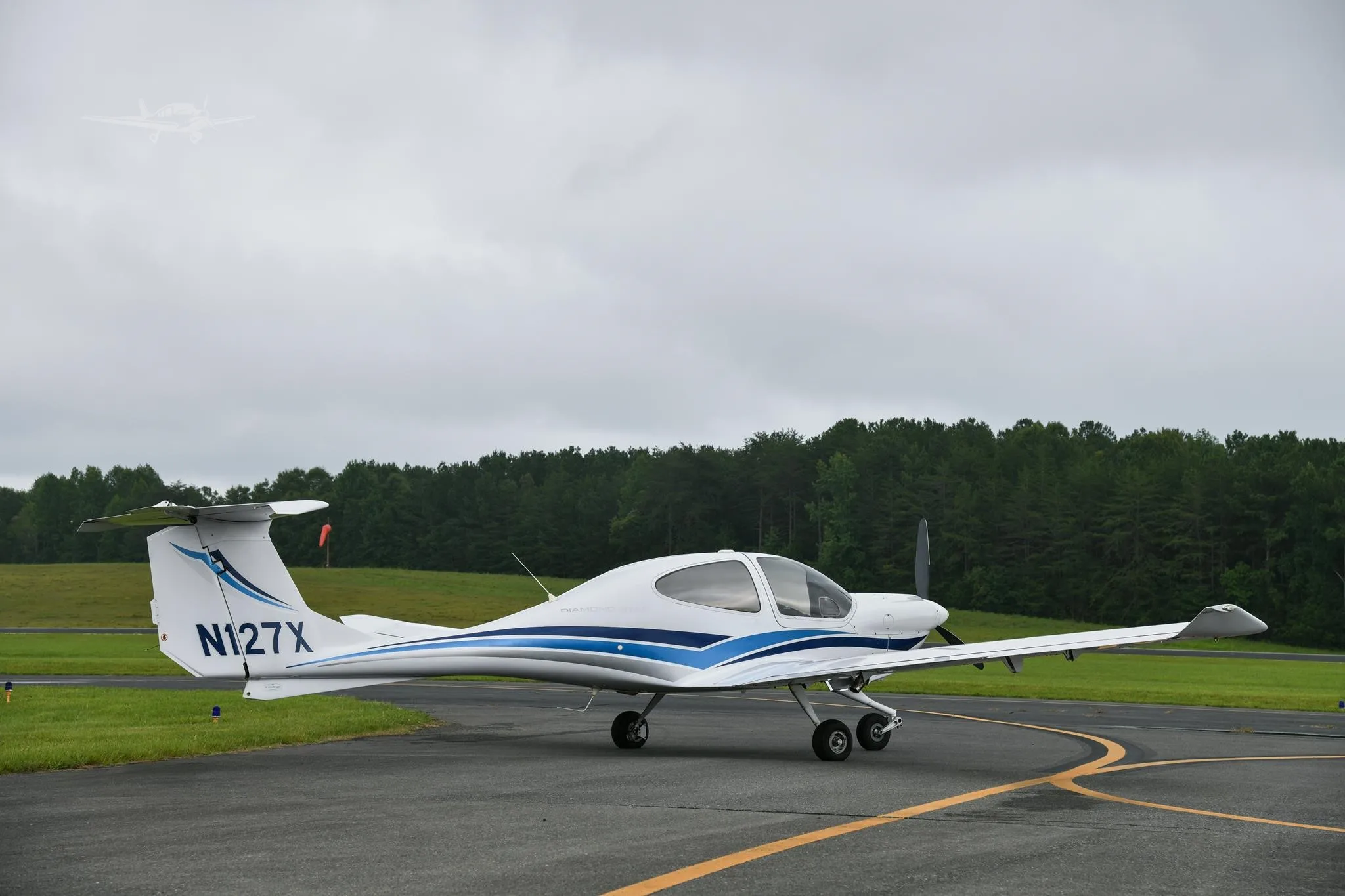 Exterior view of a 2004 DIAMOND DA40-180 STAR, N127X.