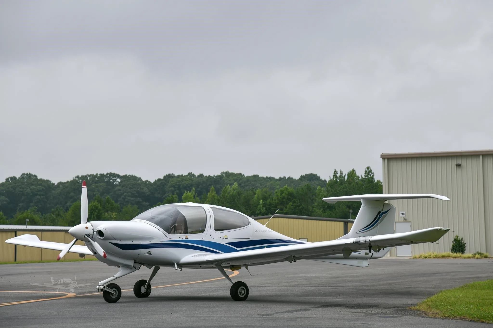 Exterior view of a 2004 DIAMOND DA40-180 STAR, N127X.