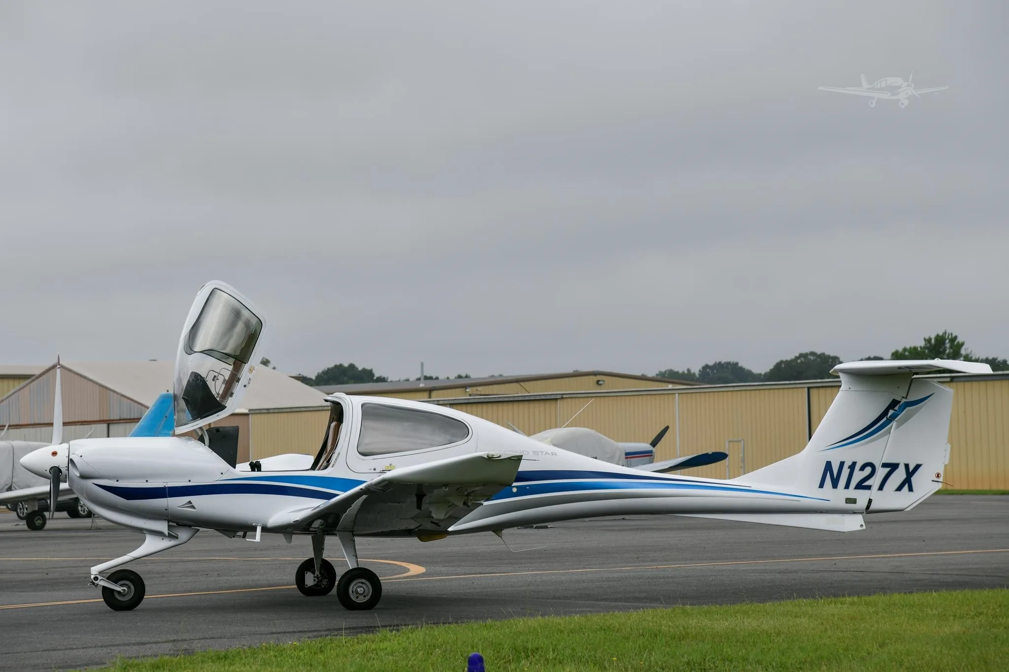 Exterior view of a 2004 DIAMOND DA40-180 STAR, N127X.
