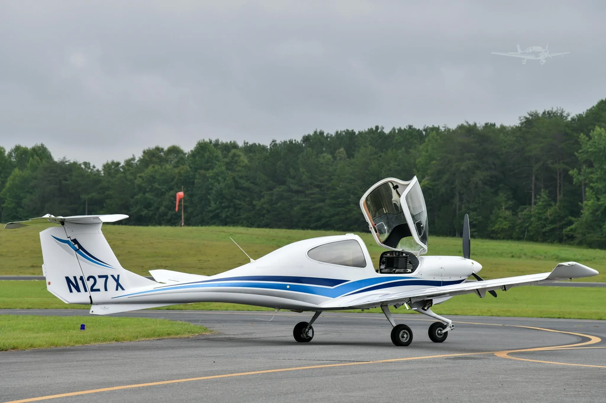 Exterior view of a 2004 DIAMOND DA40-180 STAR, N127X.