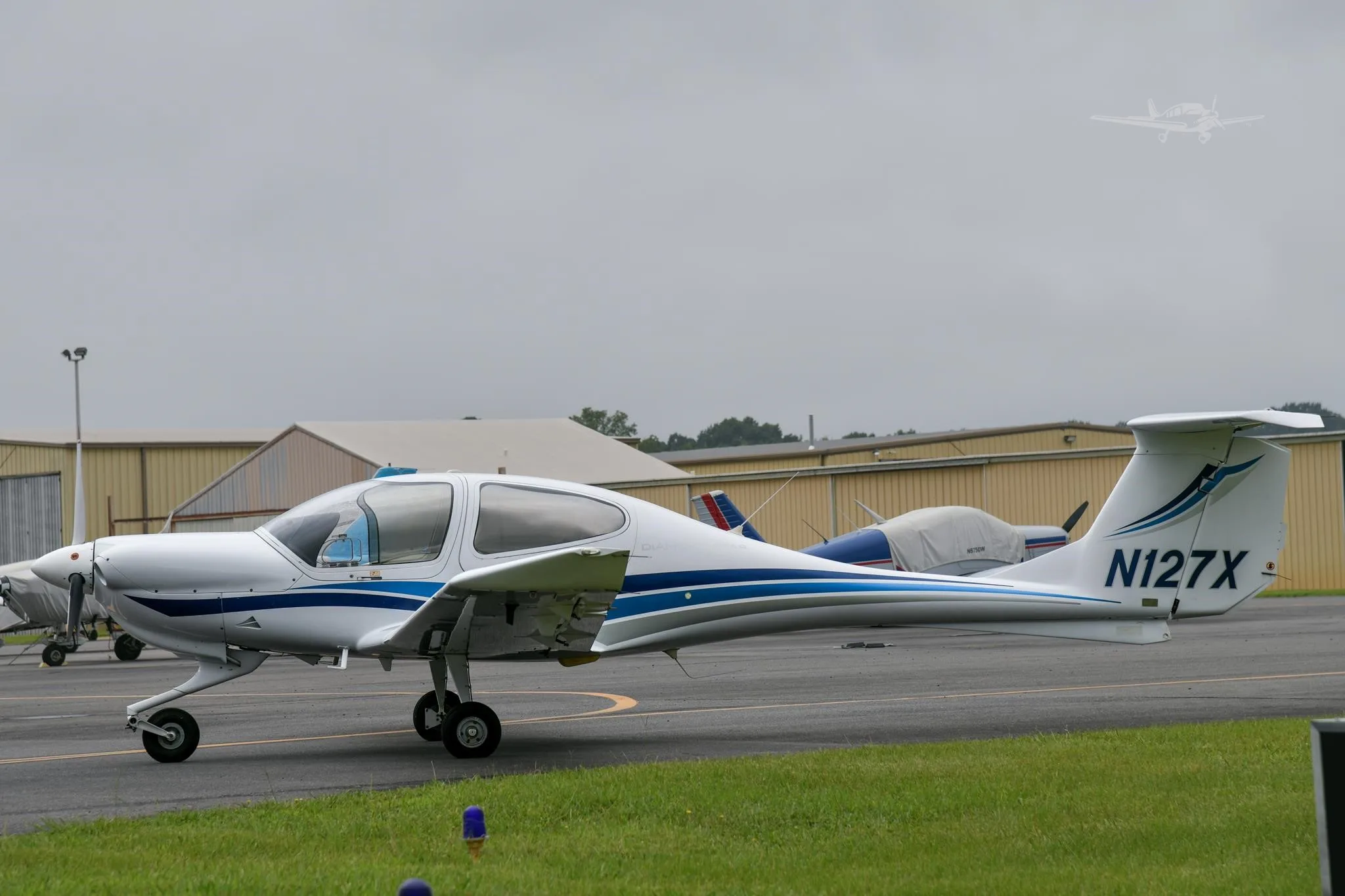 Exterior view of a 2004 DIAMOND DA40-180 STAR, N127X.