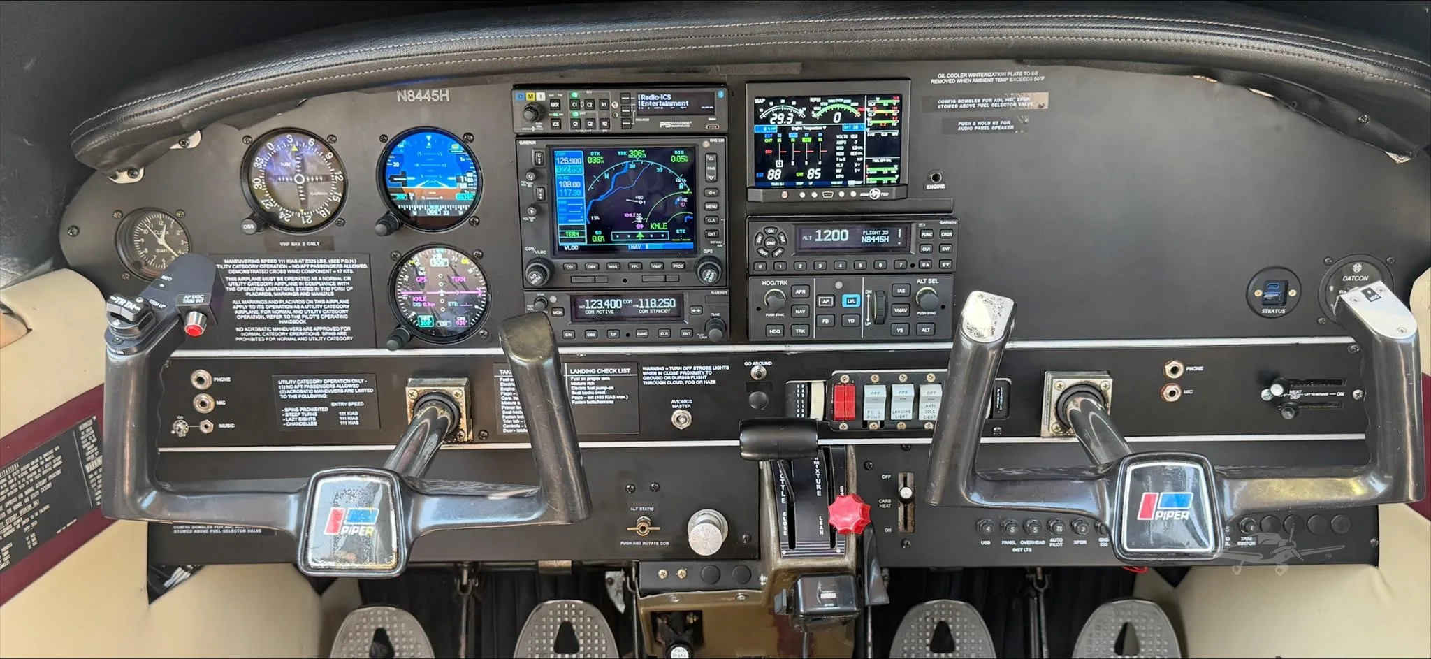 Avionics suite of a 1981 PIPER WARRIOR II.