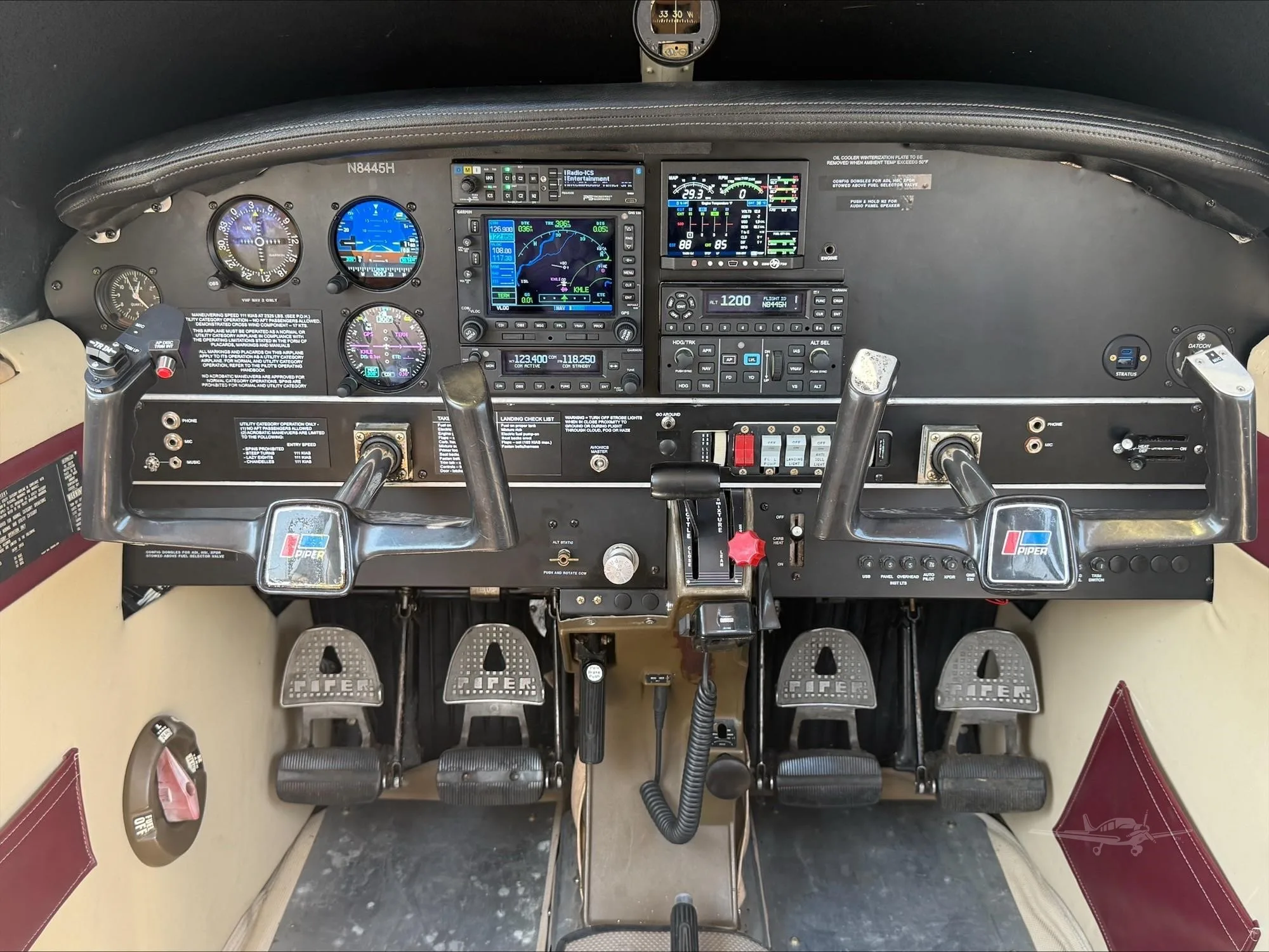 Cockpit and instrument panel of a 1981 PIPER WARRIOR II.