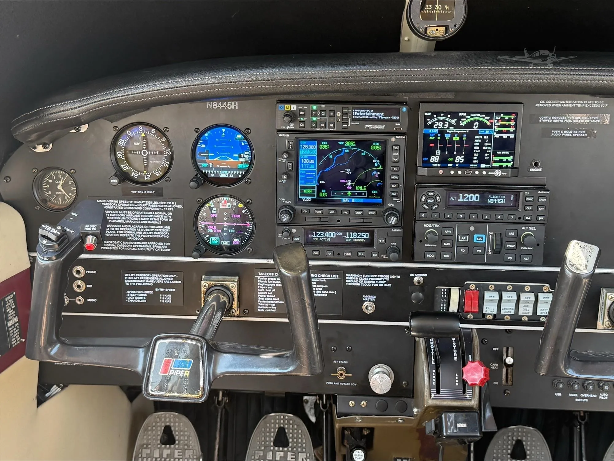 Cockpit and instrument panel of a 1981 PIPER WARRIOR II.