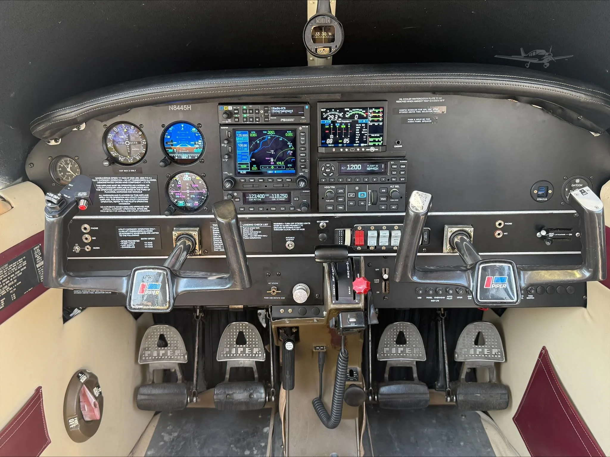 Cockpit and instrument panel of a 1981 PIPER WARRIOR II.