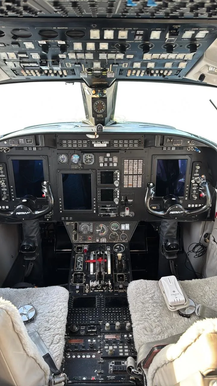 Cockpit and instrument panel of a 1990 ASTRA/GULFSTREAM ASTRA SP.