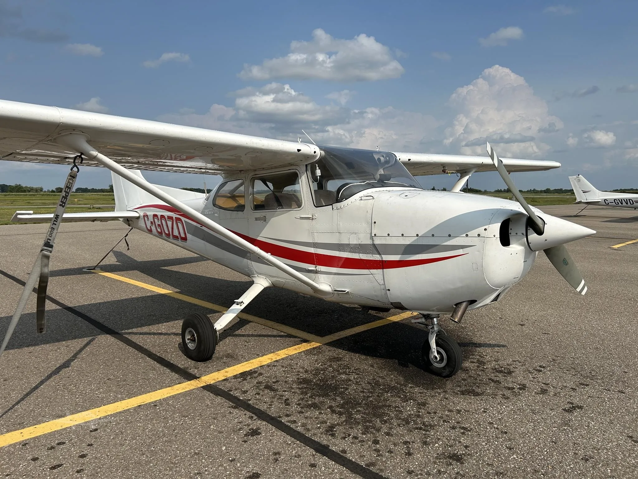 Exterior view of a 1983 CESSNA 172P SKYHAWK, C-GOZD.