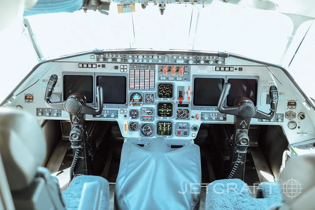 Cockpit and instrument panel of a 1998 DASSAULT FALCON 2000.