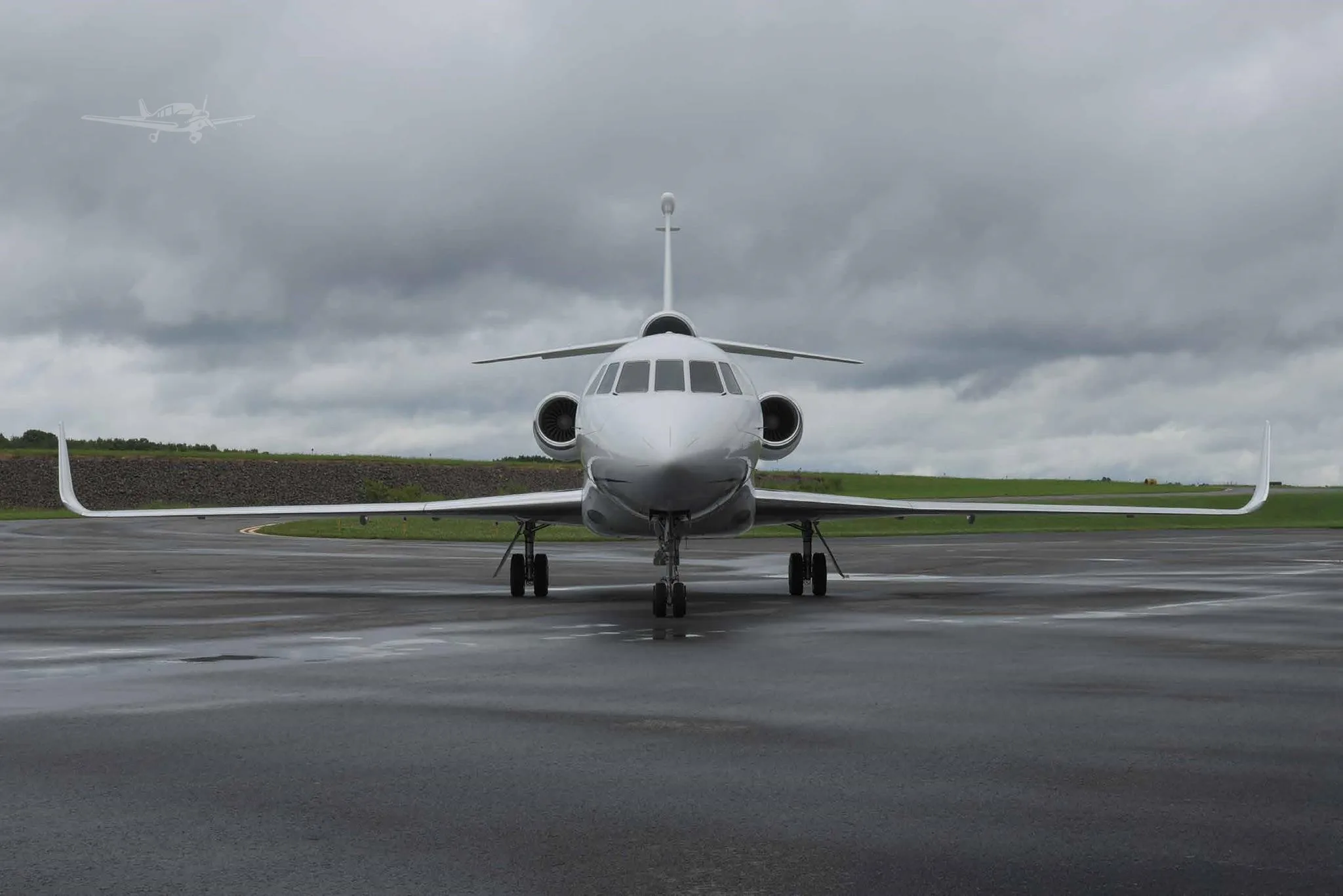 Exterior view of a 1999 DASSAULT FALCON 900EX.