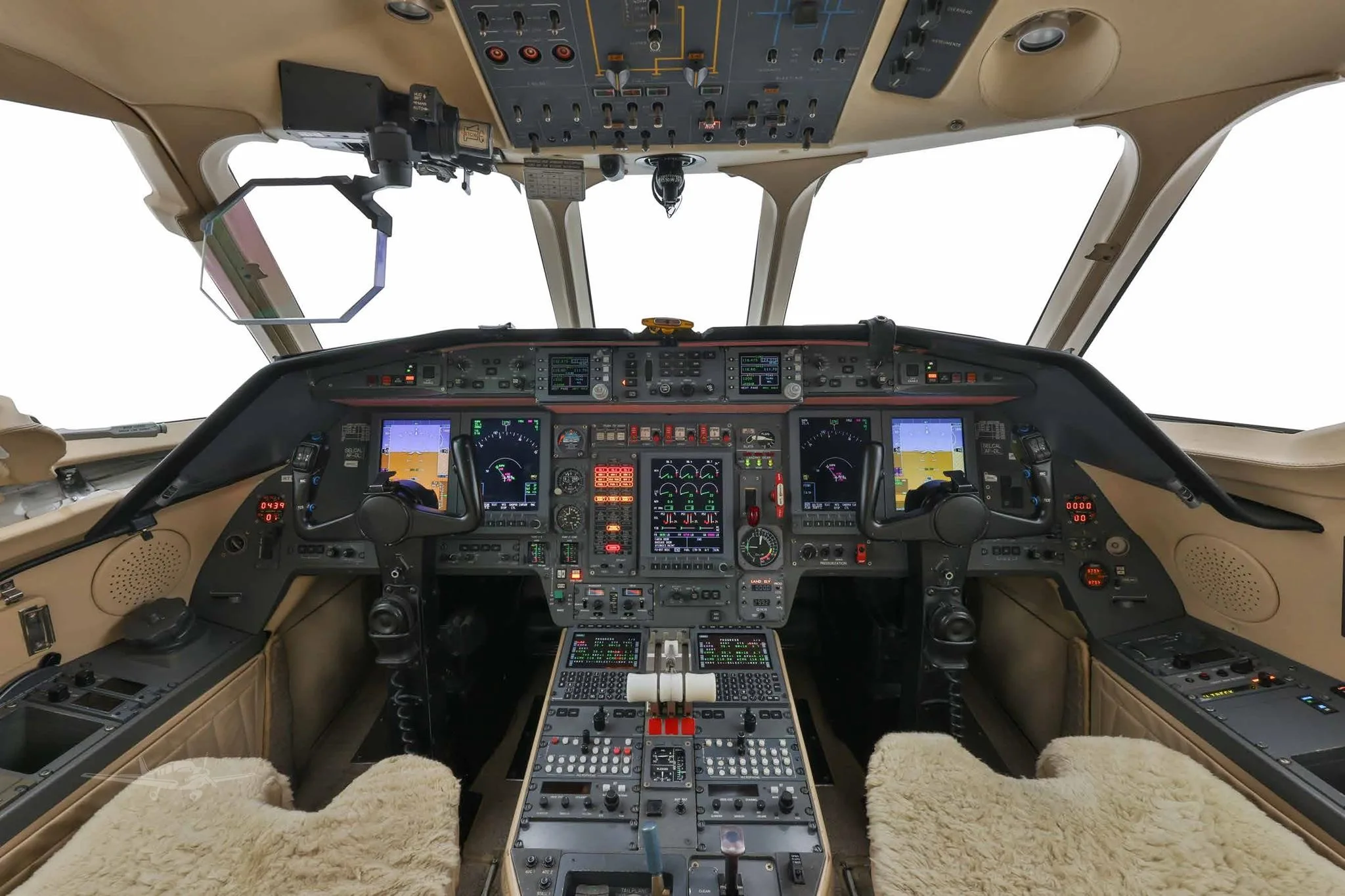 Cockpit and instrument panel of a 1999 DASSAULT FALCON 900EX.