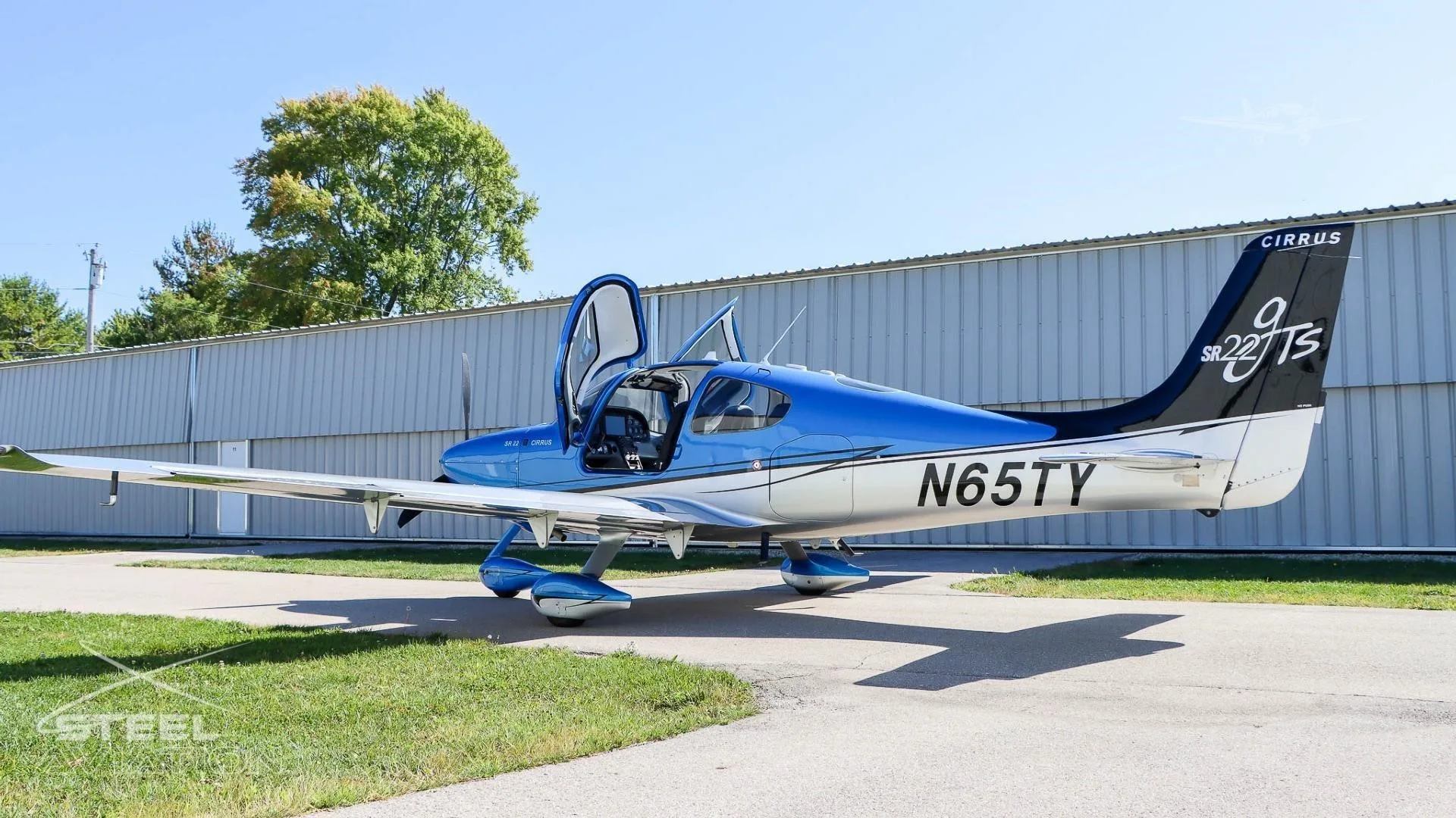 Exterior view of a 2005 CIRRUS SR22-G2, N65TY.