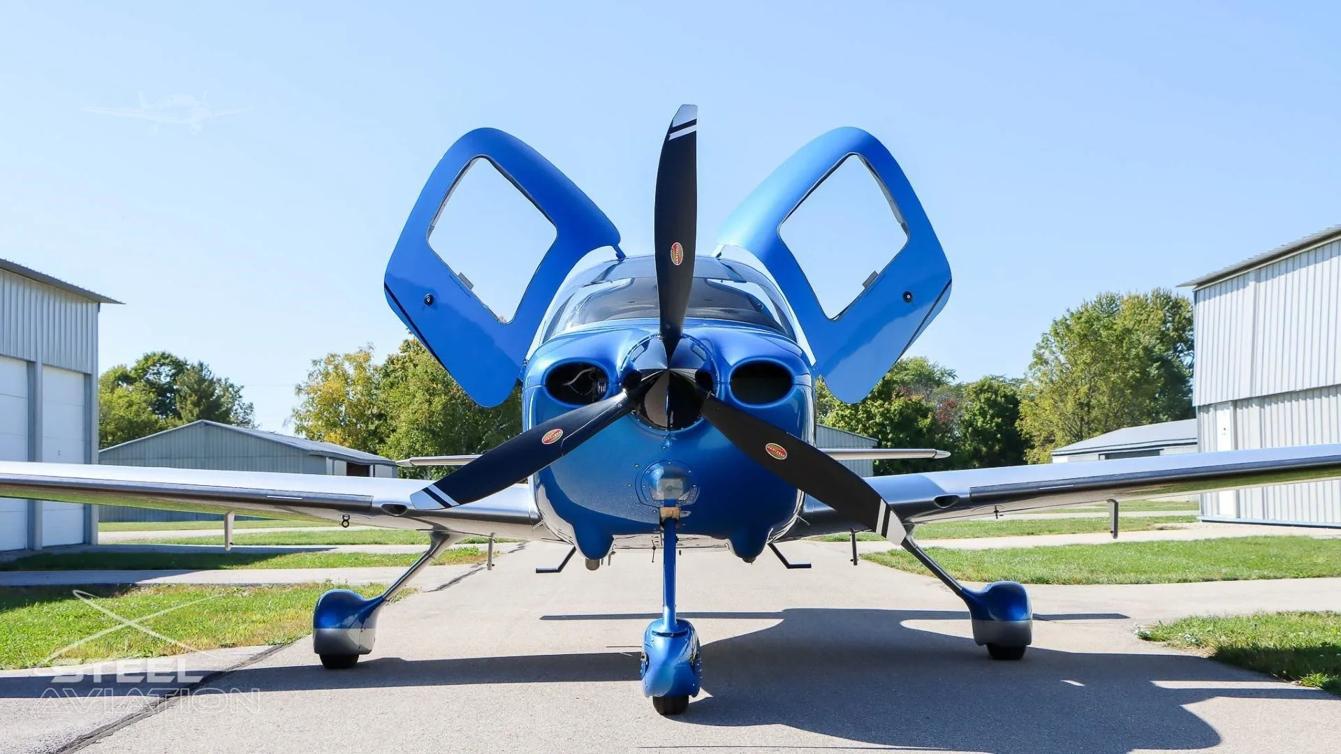 Exterior view of a 2005 CIRRUS SR22-G2, N65TY.
