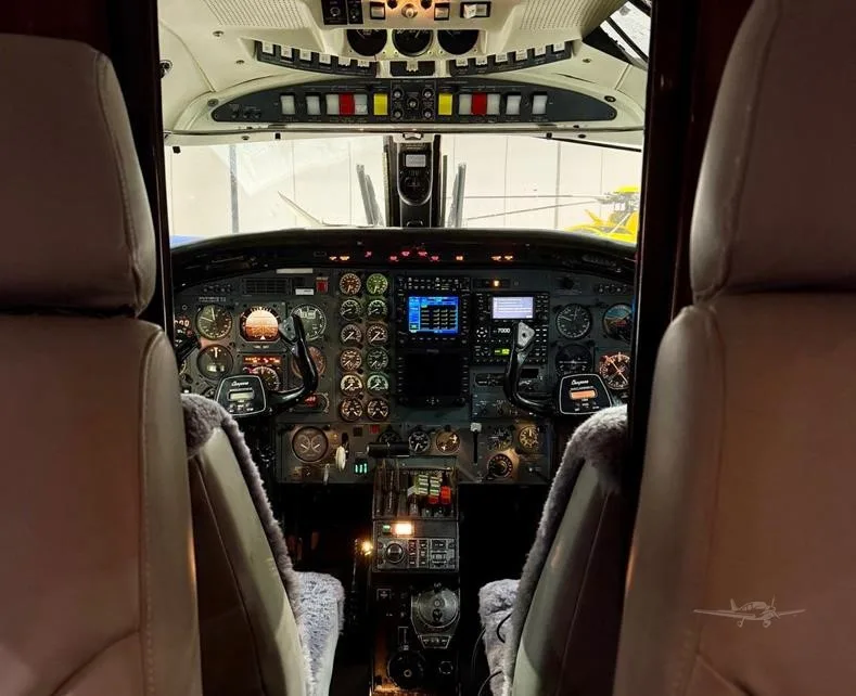 Cockpit and instrument panel of a 1984 PIPER CHEYENNE IIIA.
