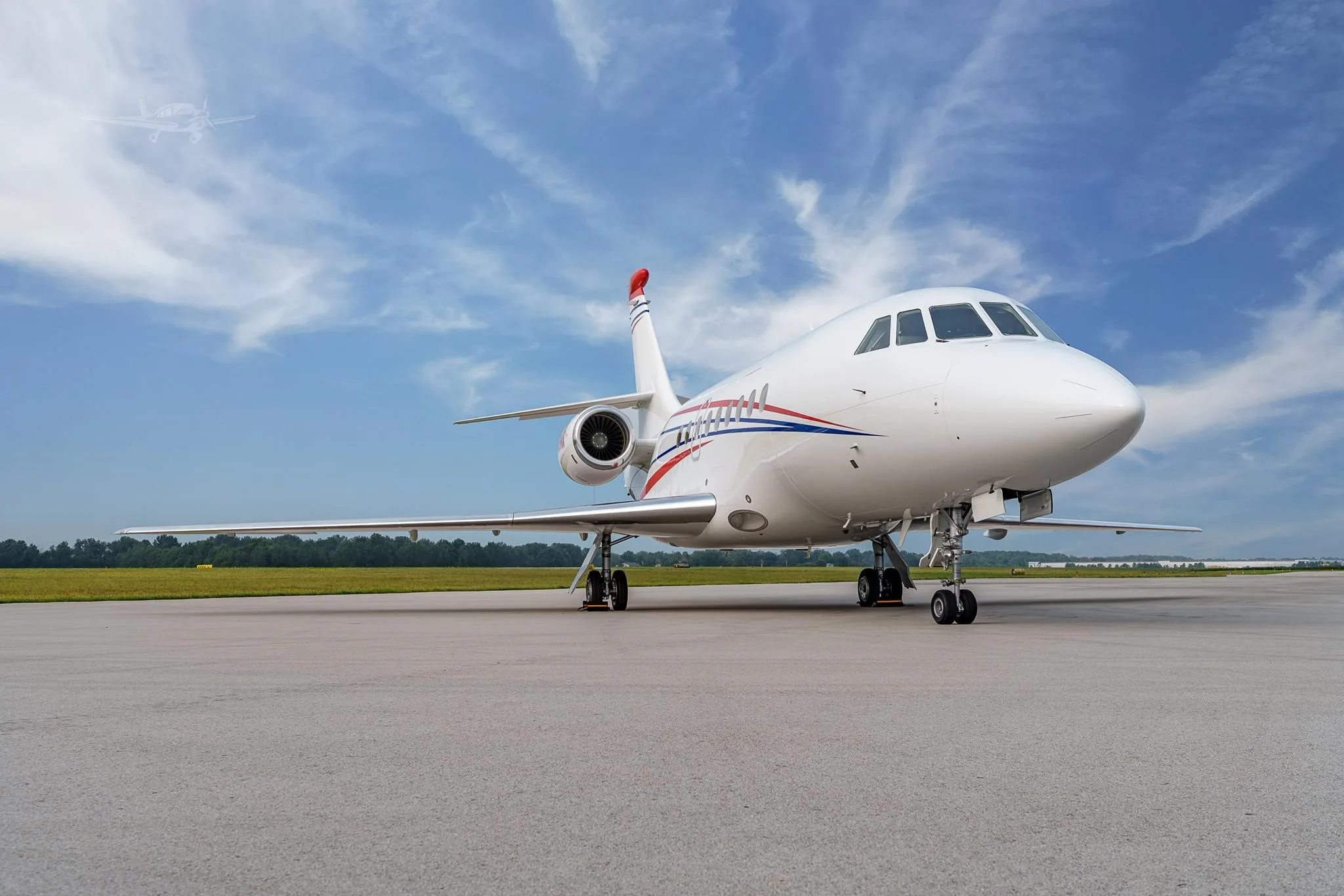Exterior view of a 2001 DASSAULT FALCON 2000.