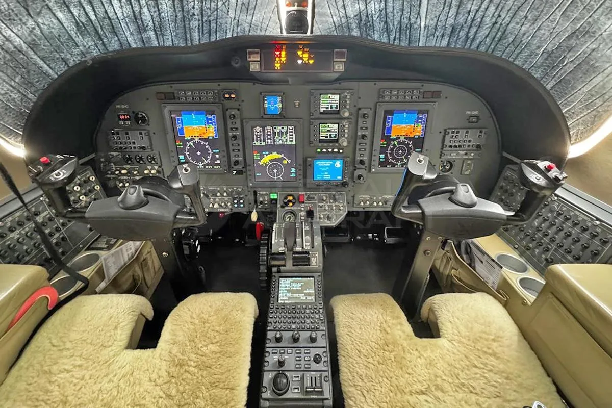 Cockpit and instrument panel of a 2008 CESSNA CITATION CJ3.
