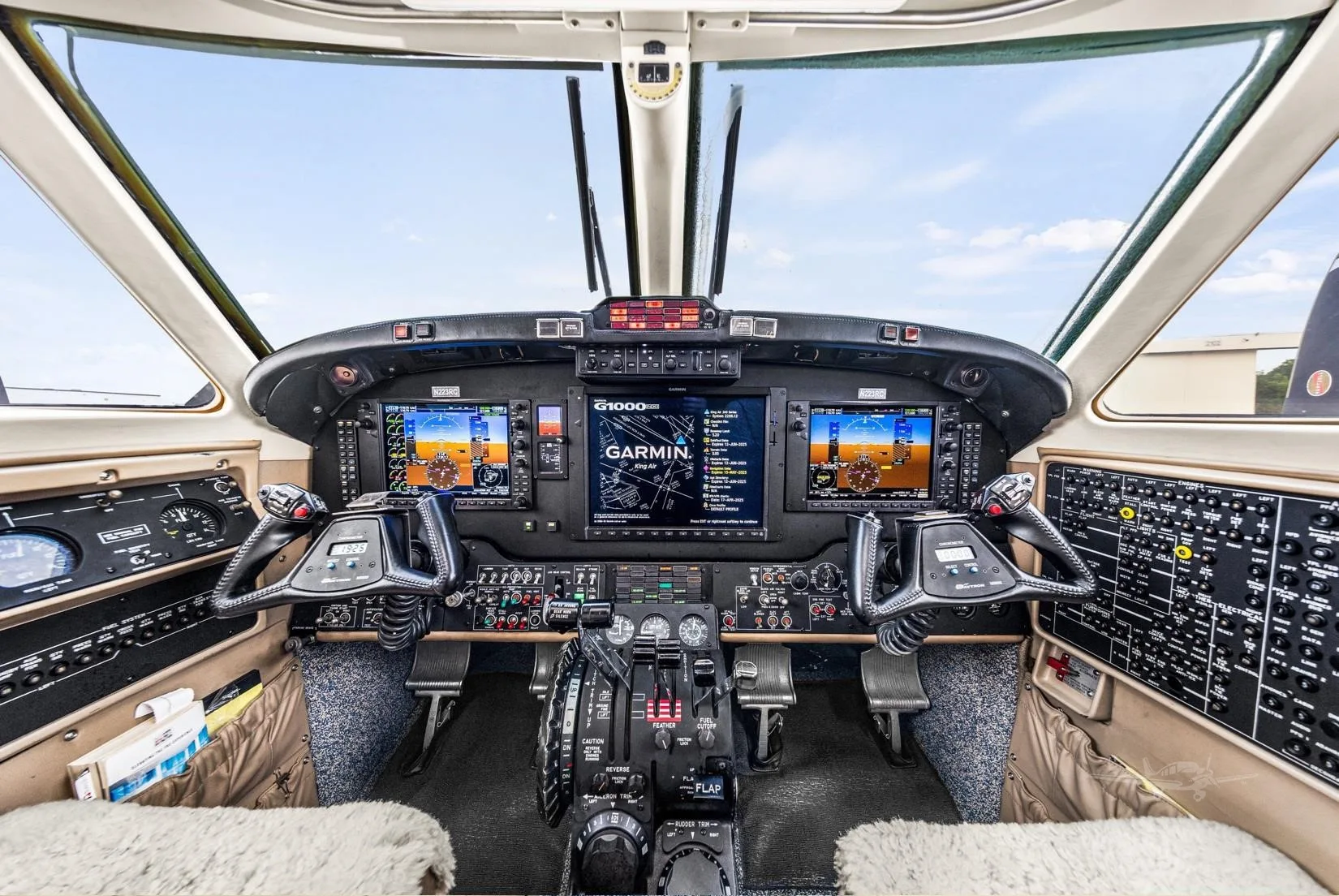 Cockpit and instrument panel of a 1985 BEECHCRAFT KING AIR 300.