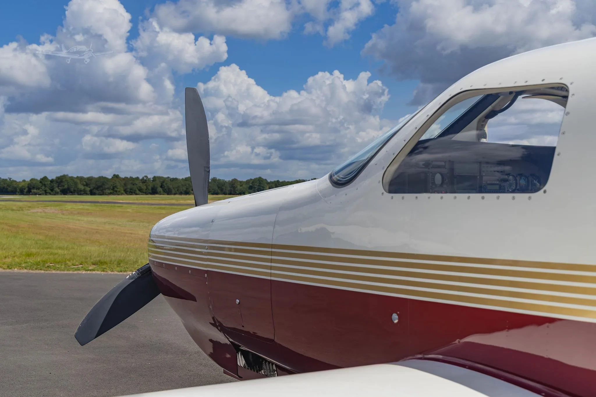Exterior view of a 1998 PIPER MALIBU MIRAGE, N319RD.