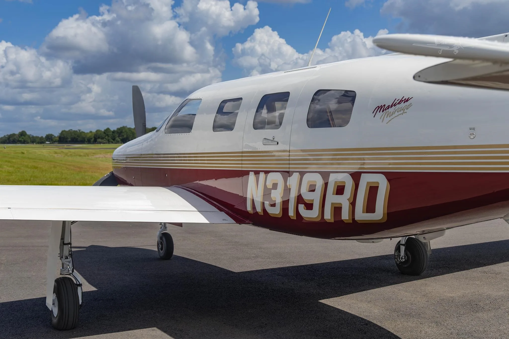 Exterior view of a 1998 PIPER MALIBU MIRAGE, N319RD.