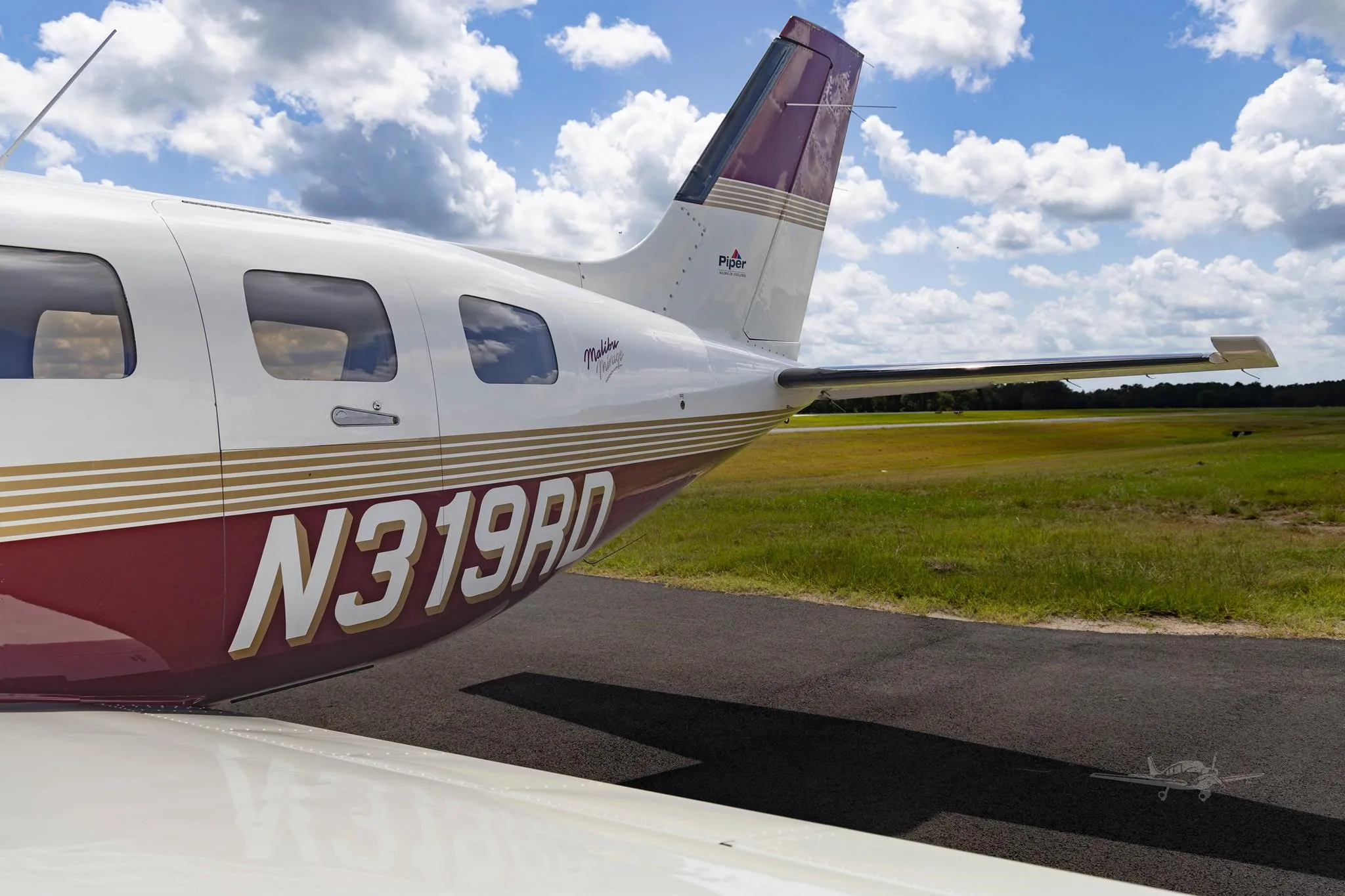 Exterior view of a 1998 PIPER MALIBU MIRAGE, N319RD.