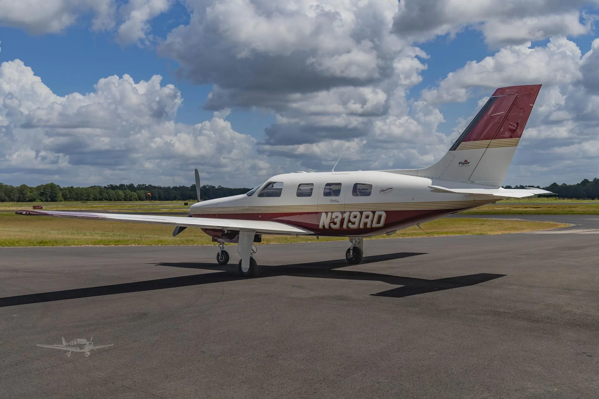 Exterior view of a 1998 PIPER MALIBU MIRAGE, N319RD.
