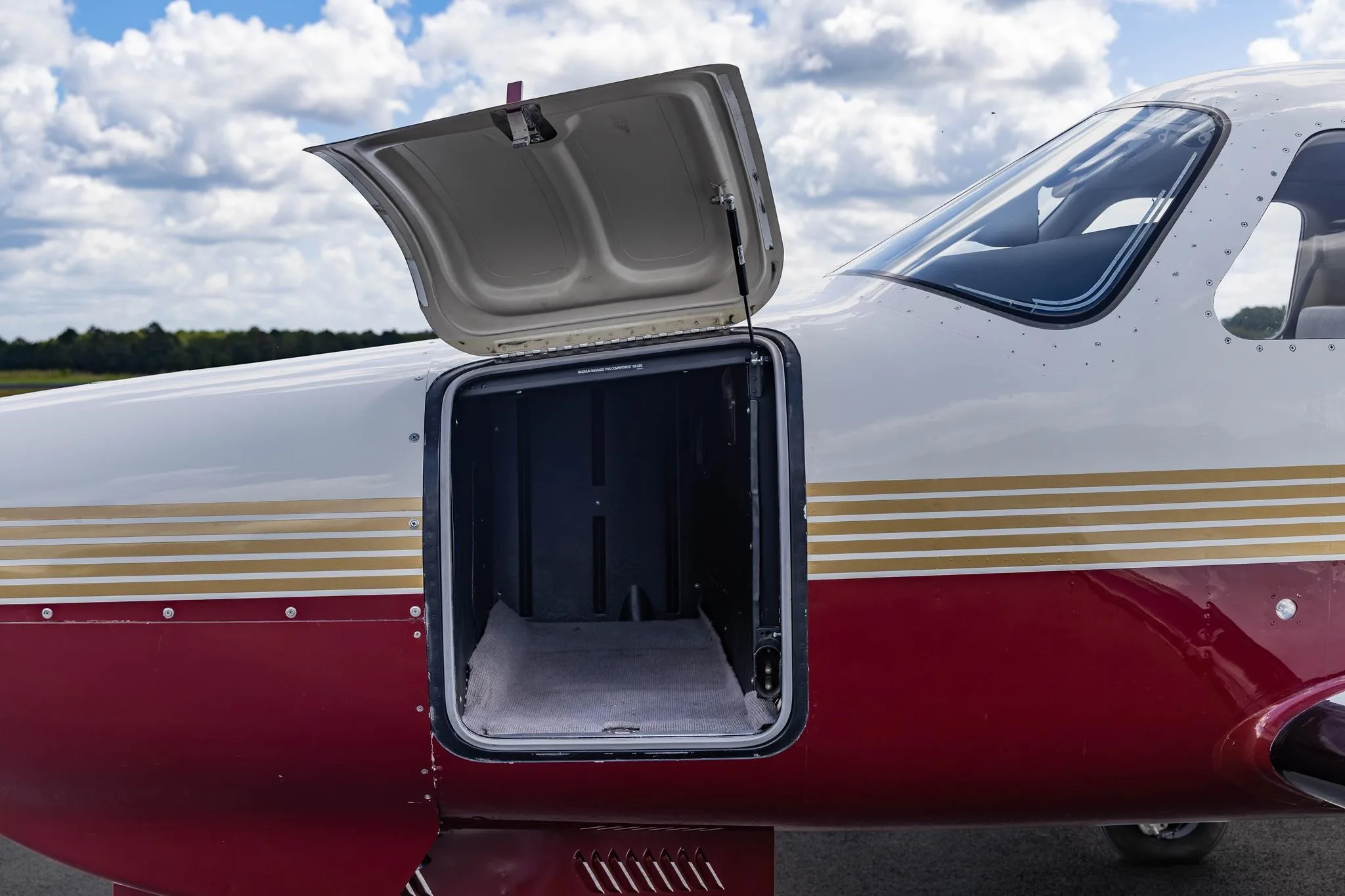 Exterior view of a 1998 PIPER MALIBU MIRAGE, N319RD.