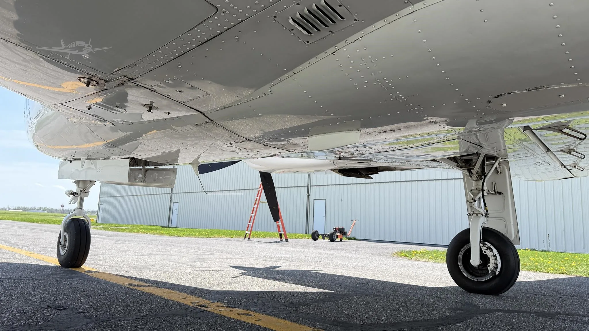 Exterior view of a 1969 PIPER NAVAJO, N6598L.