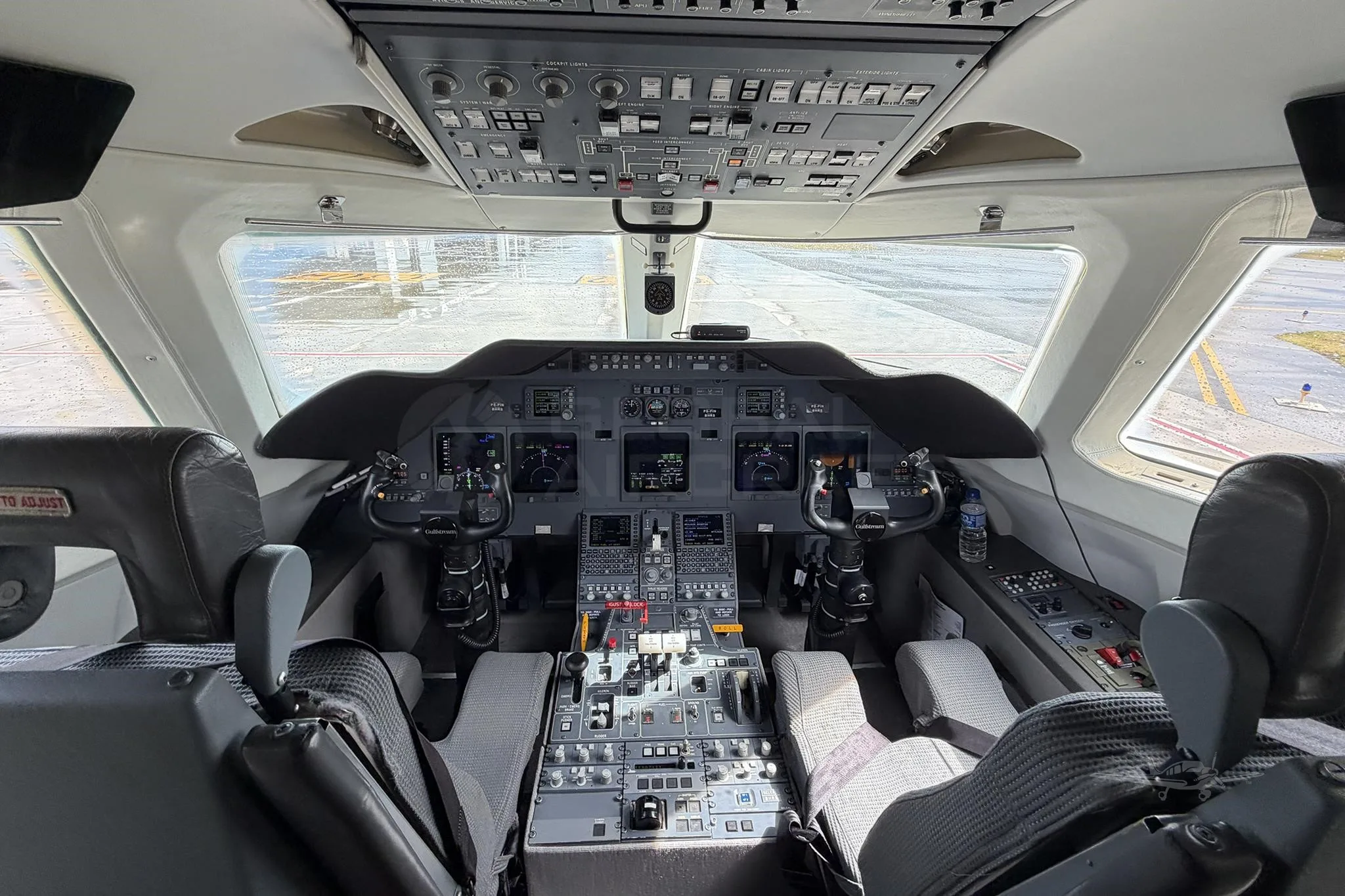 Cockpit and instrument panel of a 2006 GULFSTREAM G200.