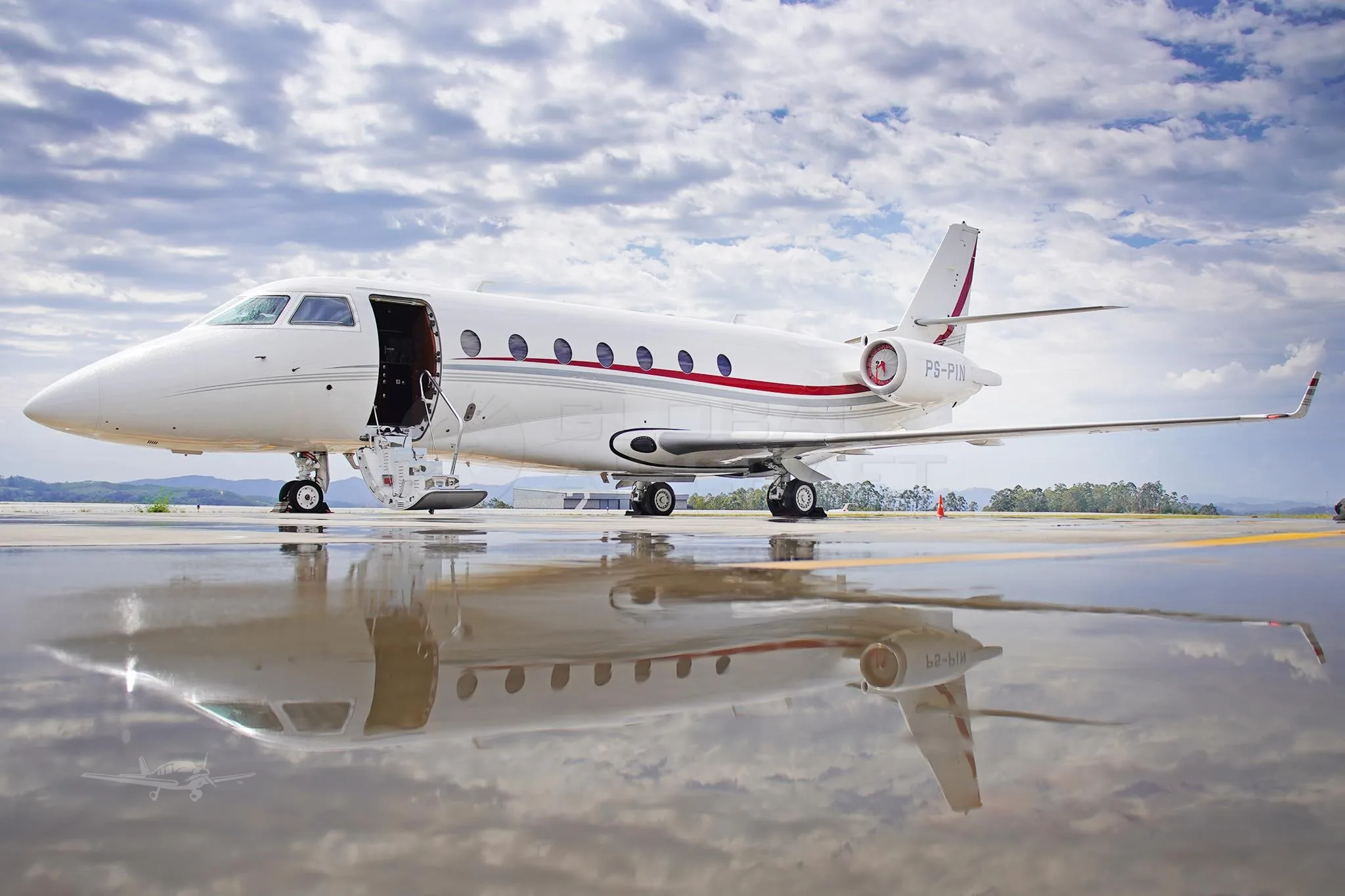 Exterior view of a 2006 GULFSTREAM G200, PS-PIN.