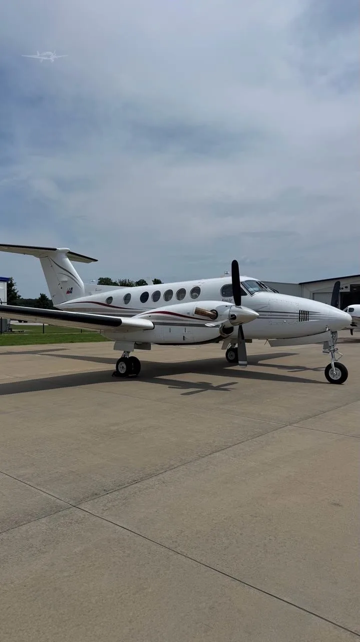 Exterior view of a 1985 BEECHCRAFT KING AIR B200.