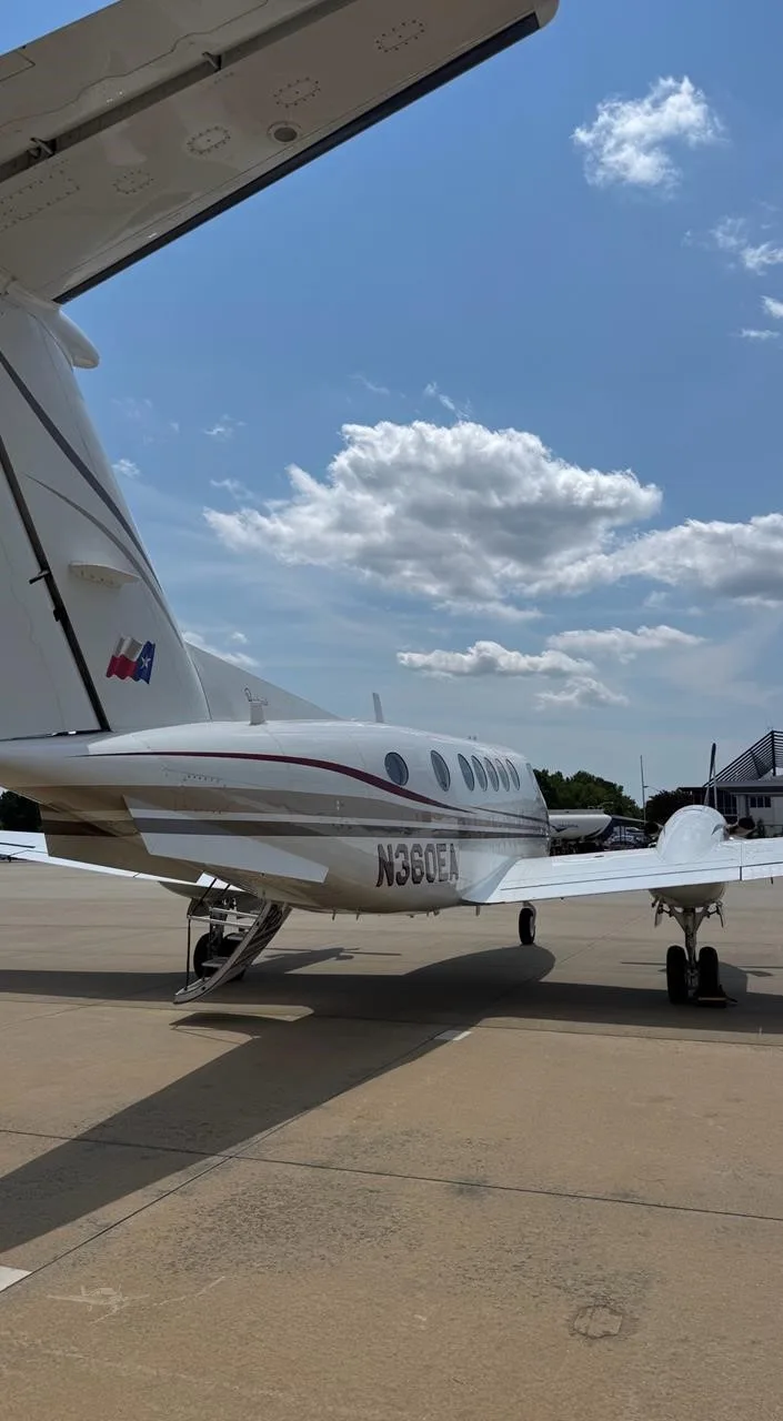 Exterior view of a 1985 BEECHCRAFT KING AIR B200.