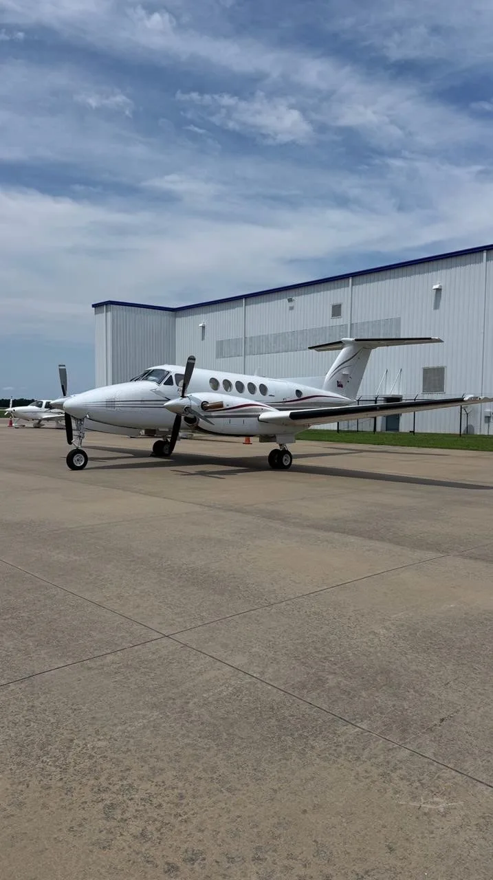 Exterior view of a 1985 BEECHCRAFT KING AIR B200.