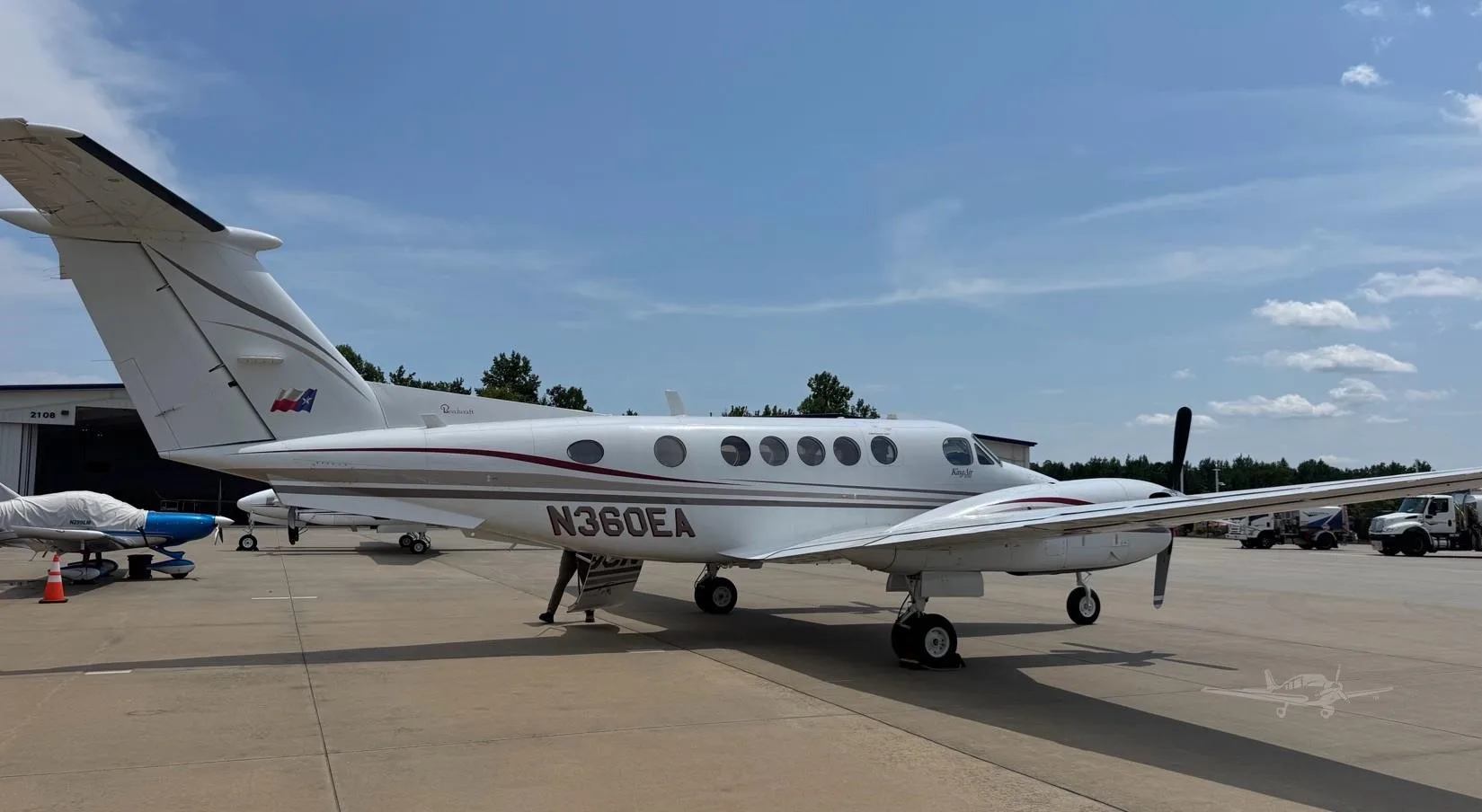 Exterior view of a 1985 BEECHCRAFT KING AIR B200.