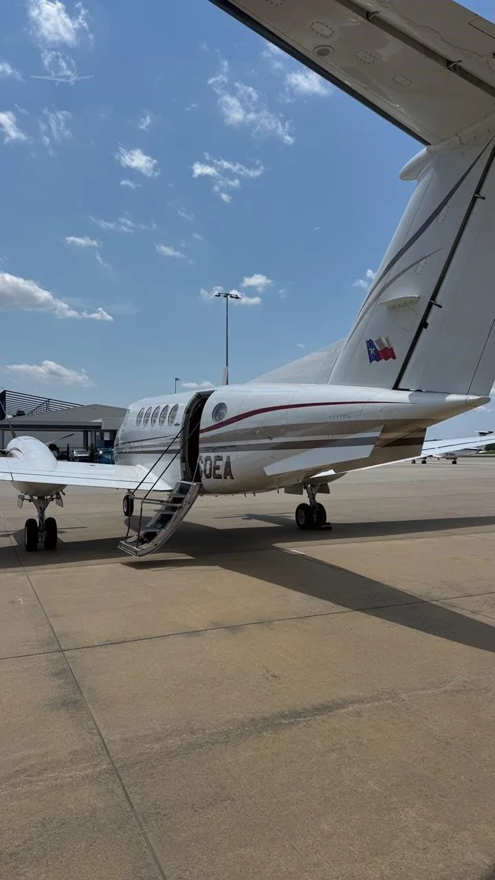 Exterior view of a 1985 BEECHCRAFT KING AIR B200.
