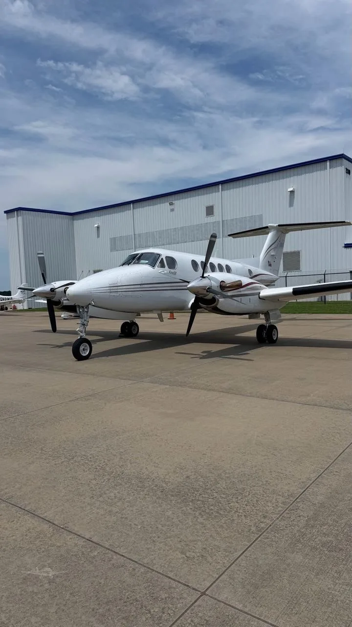 Exterior view of a 1985 BEECHCRAFT KING AIR B200.