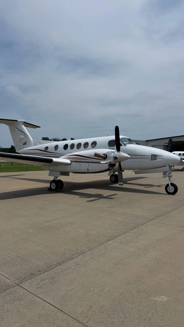Exterior view of a 1985 BEECHCRAFT KING AIR B200.