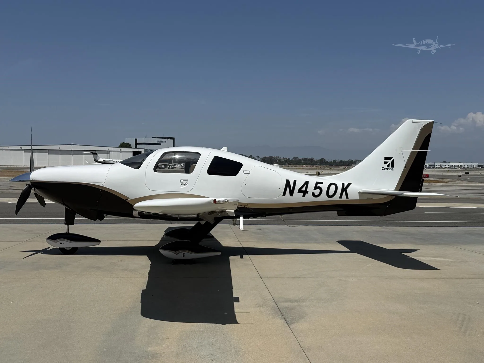 Exterior view of a 2008 CESSNA 400, N450K.