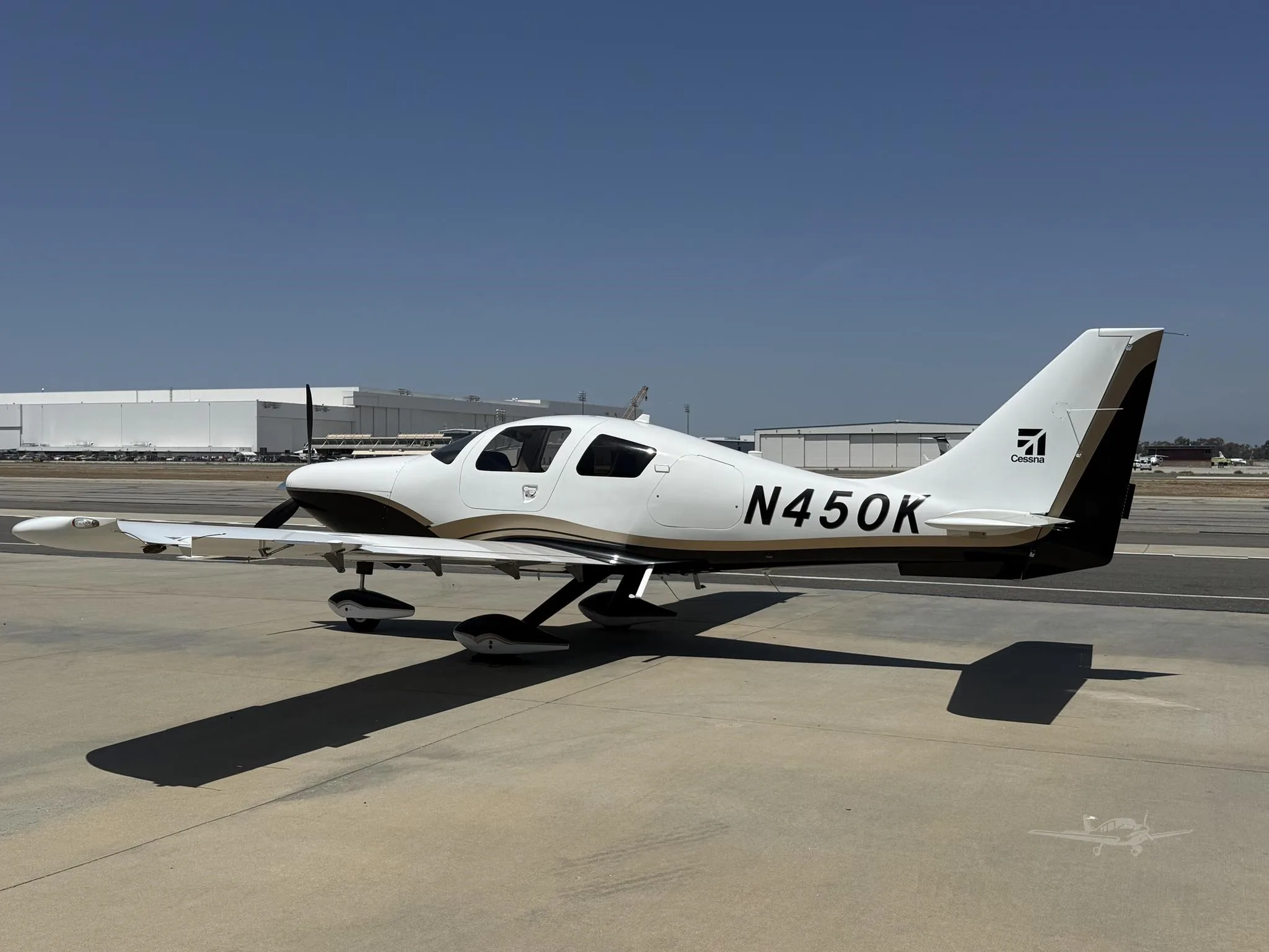 Exterior view of a 2008 CESSNA 400, N450K.