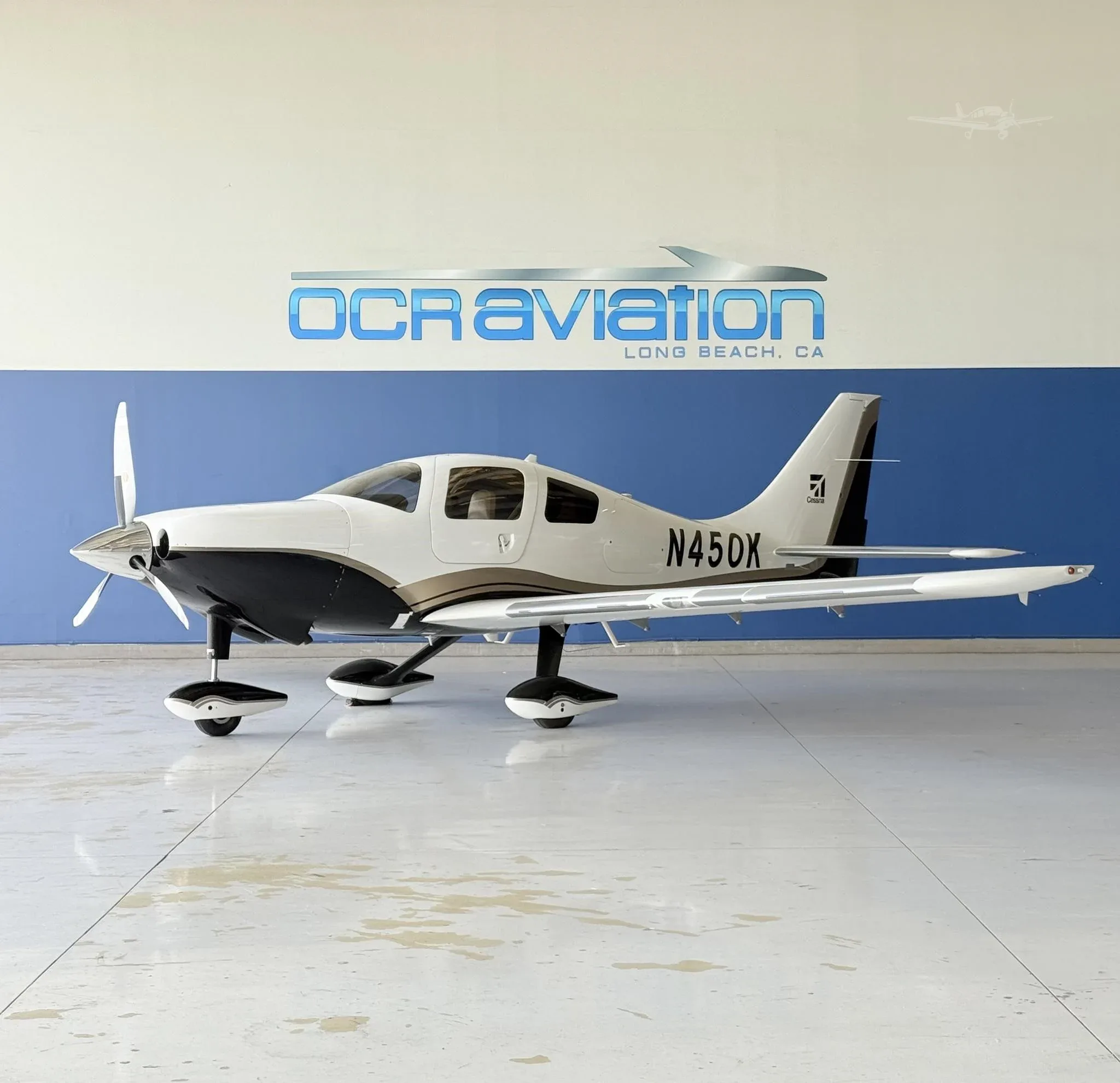 Exterior view of a 2008 CESSNA 400, N450K.