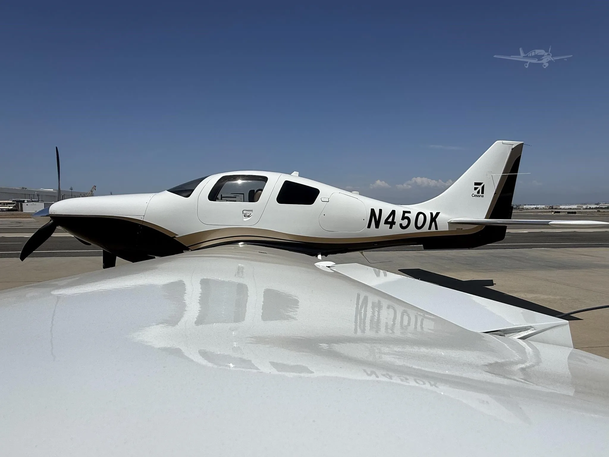 Exterior view of a 2008 CESSNA 400, N450K.