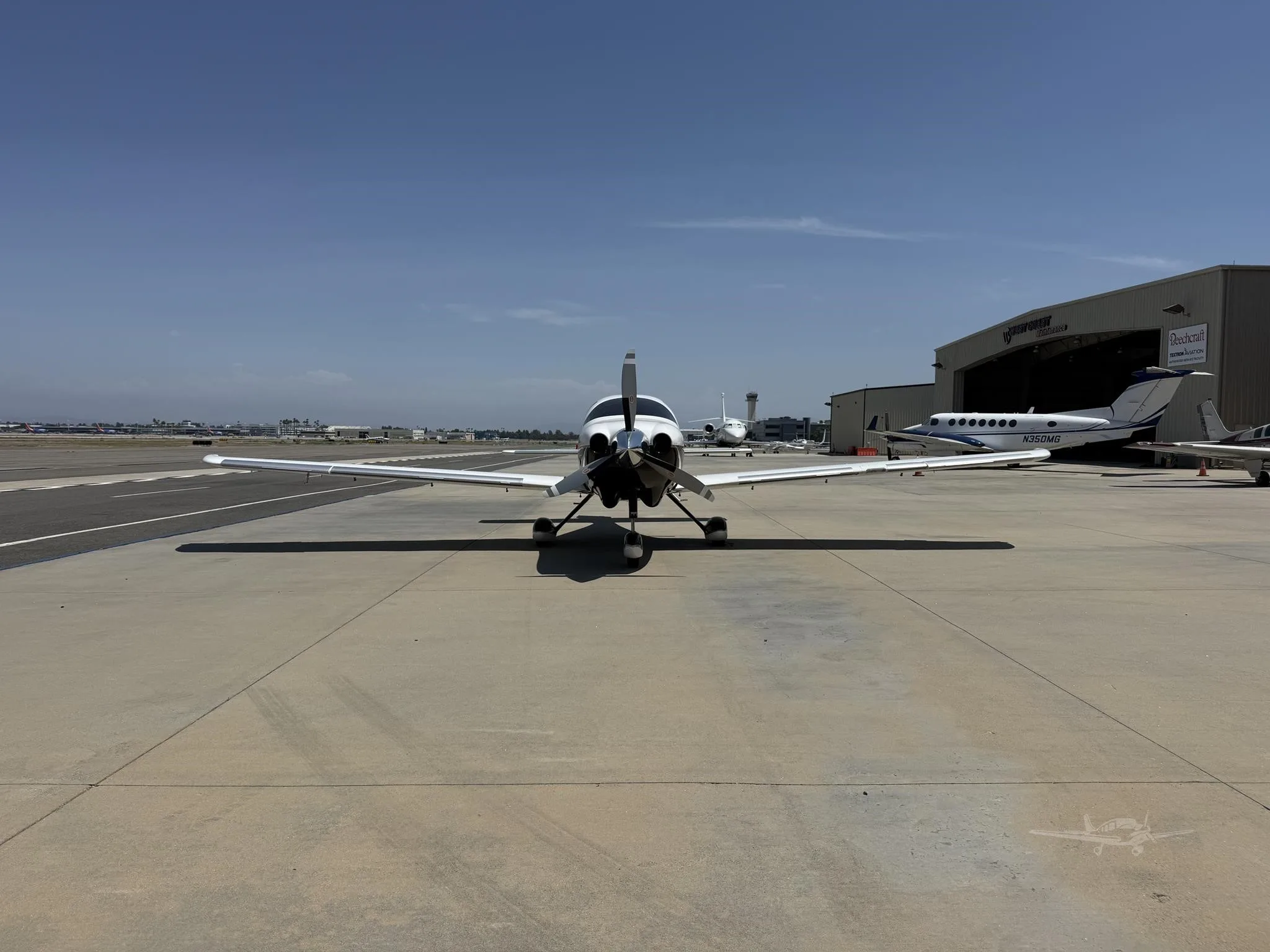Exterior view of a 2008 CESSNA 400, N450K.