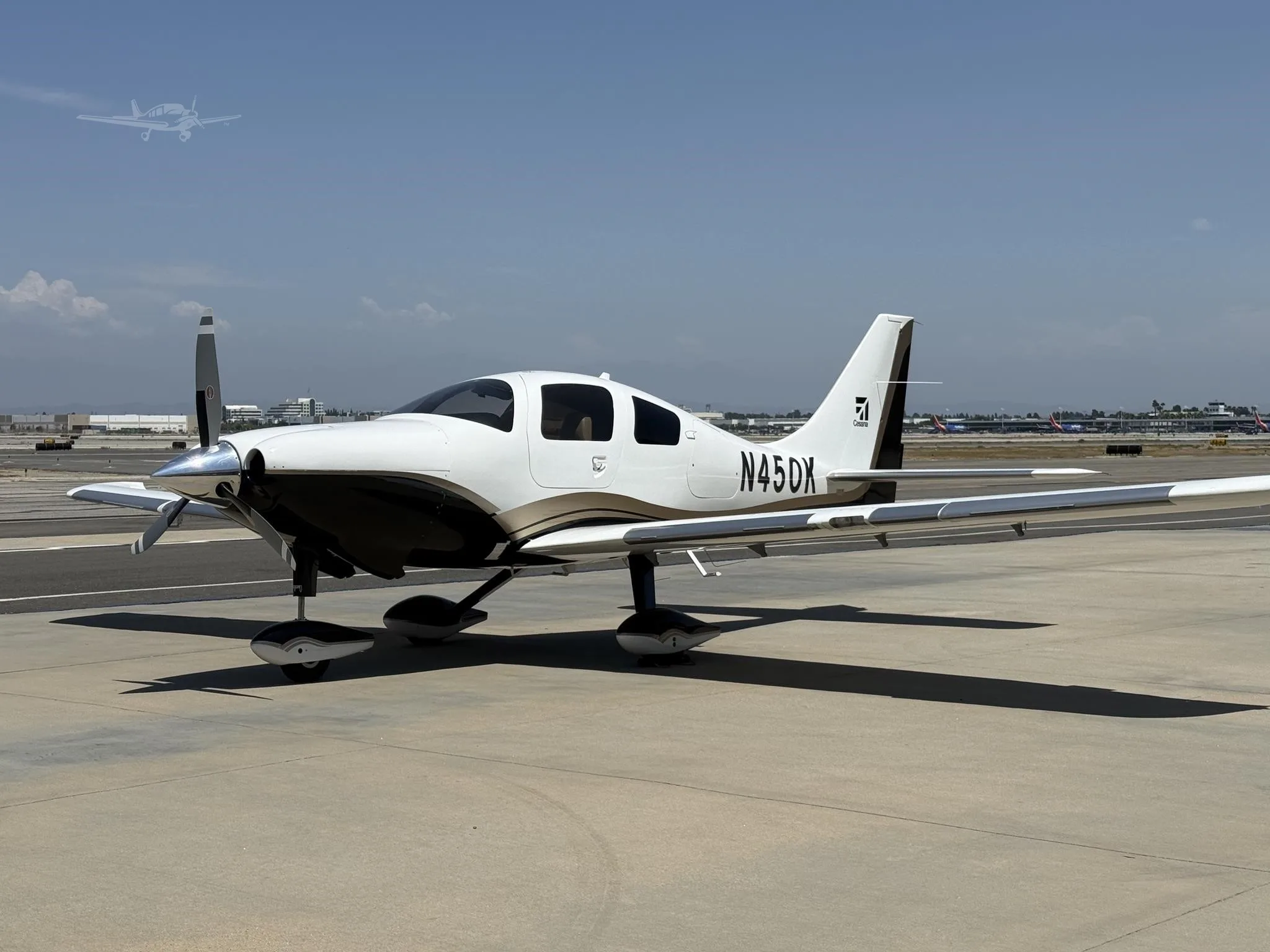 Exterior view of a 2008 CESSNA 400, N450K.